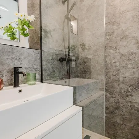 Design-studio Mit Balkon - Naehe Donau Apartamento *